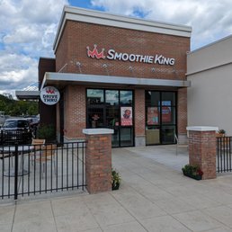 the front entrance of a smoothie king restaurant