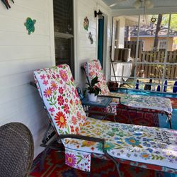 Mermaid Cottages - Front Screened Porch with comfy chaises.