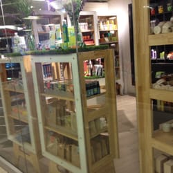 Esenthia - Variedad de cremas y lociones encontrarán en Esenthia. Les recomiendo la crema de coco, maravillosa