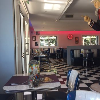 Samys Diner - Seating on the left side of the entrance. - Burgers Near Me - Castres, 81