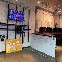 Ideal AC Esports - VR and computer stations in the background