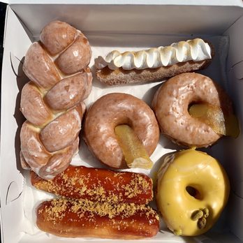 Fan-Fan Doughnuts - Twisted Braid, Guava and Cheese, Luna Limon, Yuzu-Meringue, Mango Lassi - Donuts Near Me - Brooklyn, New York Fan-Fan Doughnuts - Twisted Braid, Guava and Cheese, Luna Limon, Yuzu-Meringue, Mango Lassi - Donuts Near Me - Brooklyn, New York
