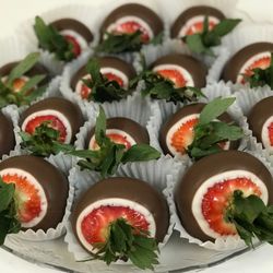 Bellbrook Chocolate Shoppe - Double Dipped Chocolate Strawberries ~ Dipped daily EO January through EO October.