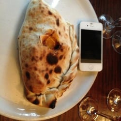 Pizzeria Jehenne - La Calzone... Alors je suis pas un gros mangeur, mais quand même... J'ai bien l'impression qu'on se paye ma gueule de touriste!
