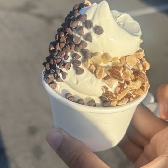 Lunada Creamery - Vanilla soft serve with almonds & mini chocolate chips - Ice Cream & Frozen Yogurt Near Me - Palos Verdes Estates, California