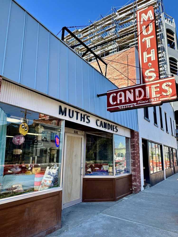 Muth's Candy Logo