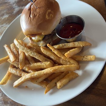 Fond - Burger - Asian Fusion Near Me - Lahaina, Hawaii