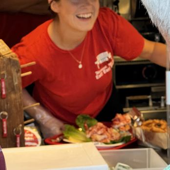 Red's Eats - Service with a smile - Seafood Near Me - Wiscasset, Maine