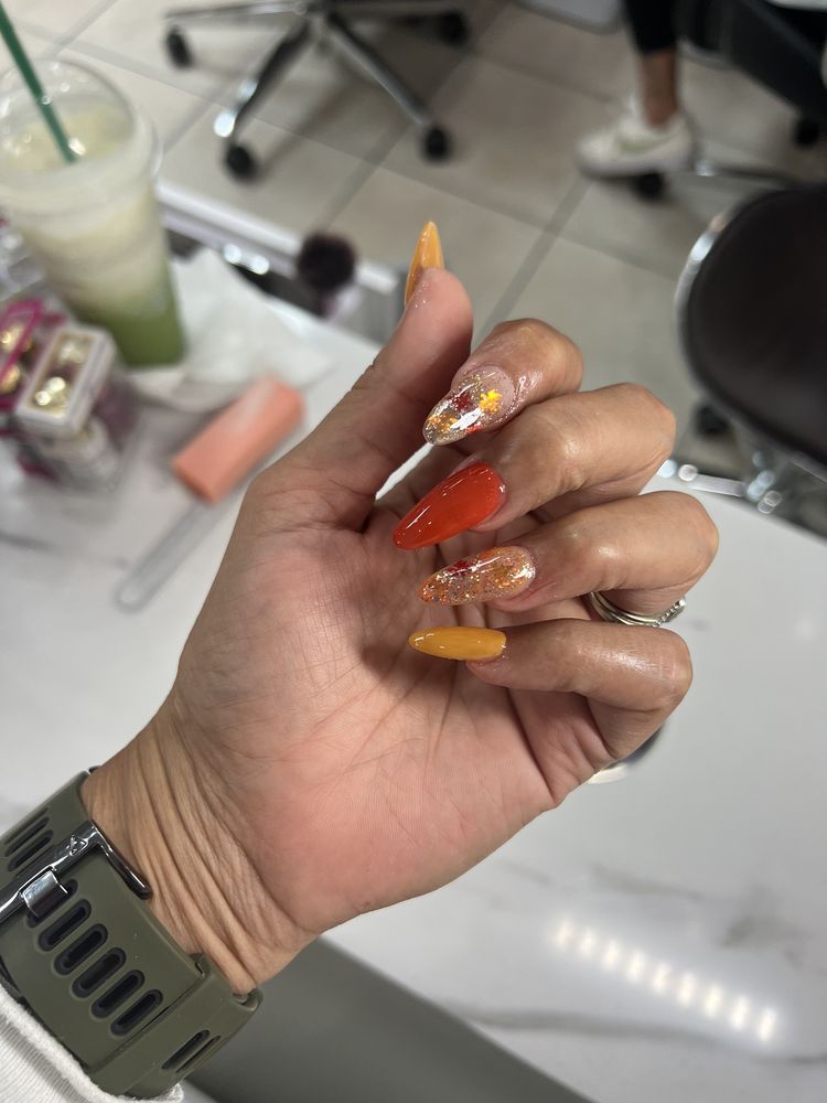 Lee's Nail & Spa Logo