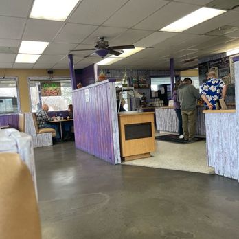 RJ's Restaurant - Looking toward the order counter - American Near Me - Burns, Oregon