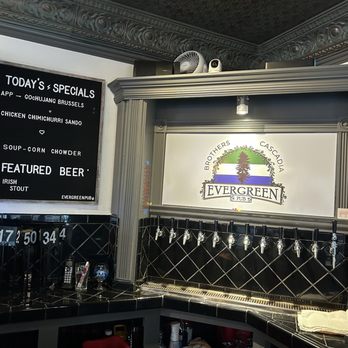 Brothers Cascadia Evergreen Pub - Brewpubs Near Me - Vancouver, Washington