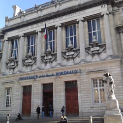 Bibliothèque des Sciences de l'Homme - Ca, c'est seulement la façade ! Si vous voulez voir la très belle bib, va falloir monter les escaliers !
