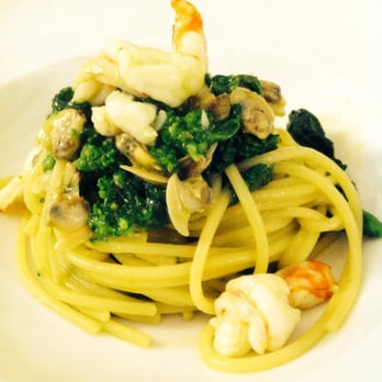 Veritas - Spaghetti con vongole, mazzancolle e friarielli - Mediterranean Near Me - Naples, NA Veritas - Spaghetti con vongole, mazzancolle e friarielli - Mediterranean Near Me - Naples, NA