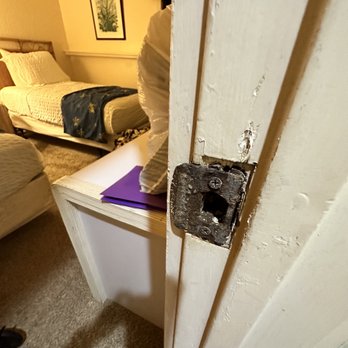 Castle Kaha Lani Resort - Guest bedroom hinges door won't close - Resorts Near Me - Kapaa, Hawaii