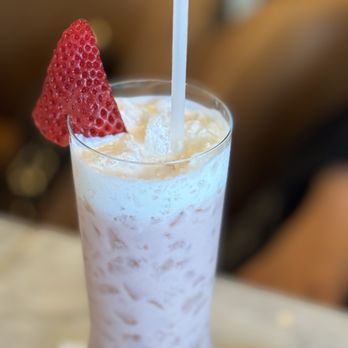 et al. - Strawberry milk tea - Breakfast & Brunch Near Me - Honolulu, Hawaii