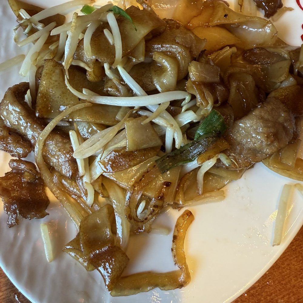 Yu's Mandarin - Beef With Flat Rice Noodle - Chinese Near Me - Wheeling, Illinois