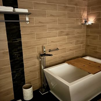 Hideko Spa - Bathtub in Couples Massage Room - Massage Therapy Near Me - Los Angeles, California