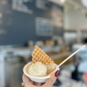 Jeni's Splendid Ice Creams - 1 half scoop root beer float and 1 half scoop honey vanilla - Ice Cream & Frozen Yogurt Near Me - Philadelphia, Pennsylvania Jeni's Splendid Ice Creams - 1 half scoop root beer float and 1 half scoop honey vanilla - Ice Cream & Frozen Yogurt Near Me - Philadelphia, Pennsylvania