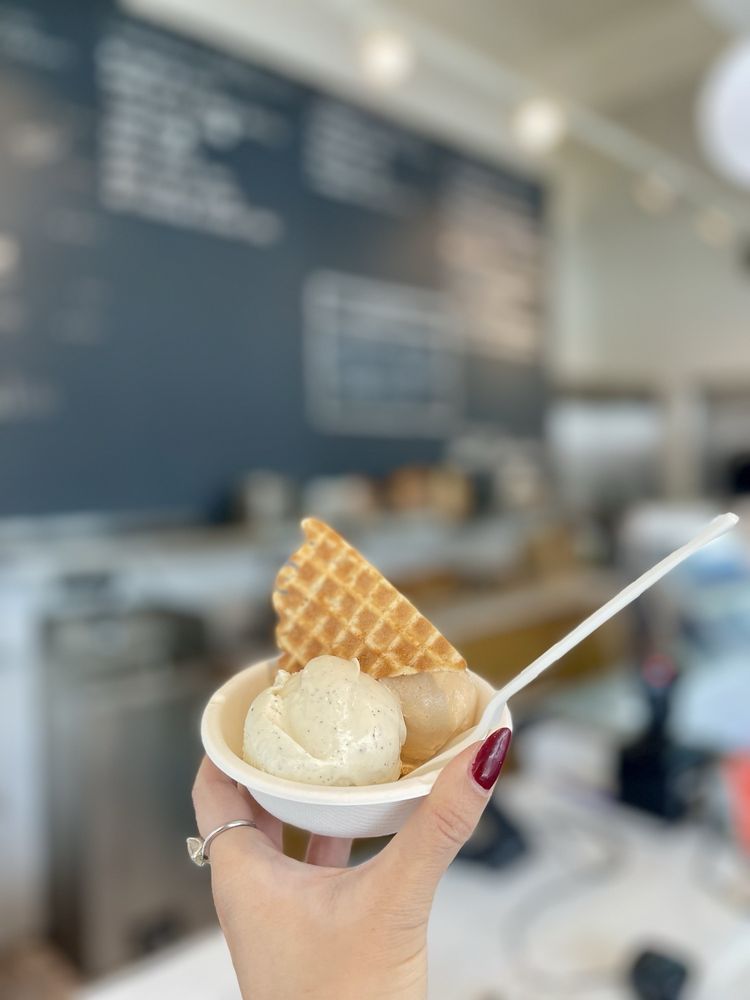 Jeni's Splendid Ice Creams Logo