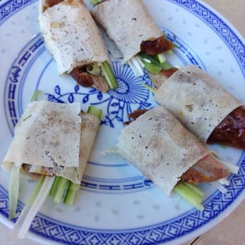 La Cité du Dragon - Eerste gang van de gelakte pekingeend (€82) in rijstflensjes met julienne van prei en hoisinsaus. Alles homemade! Ongelooflijk! - Asian Fusion Near Me - Uccle, BRU