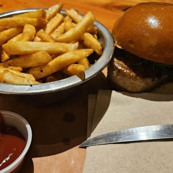 Brews Brothers Brewpub - Ahi Tuna Sandwich with Fries - Brewpubs Near Me - Burbank, California