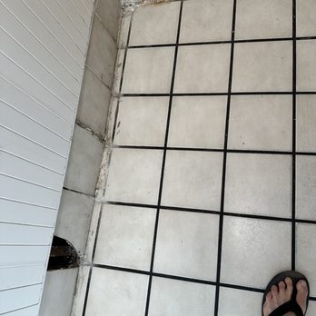 KFC - The threshold to the door is caked with who knows what. - Fast Food Near Me - Hope, Arkansas KFC - The threshold to the door is caked with who knows what. - Fast Food Near Me - Hope, Arkansas
