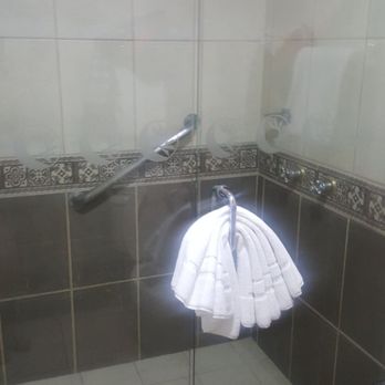 Hotel Cortez - Shower - Hotels Near Me - Ensenada, BCN