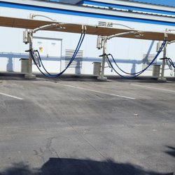 Fast5Xpress Car Wash - No shade. How can you comfortably vacuum your car.