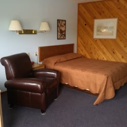Riverview Inn - Armchairs in single queen rooms