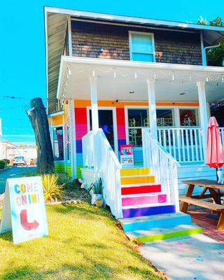 Common Dear (located inside Johnny and June) by null