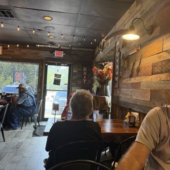 Old 76 Smokehouse - Inside seating - Barbeque Near Me - Branson, Missouri