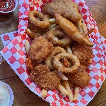 Country Grill - Seafood Basket - Bars Near Me - Klamath, California