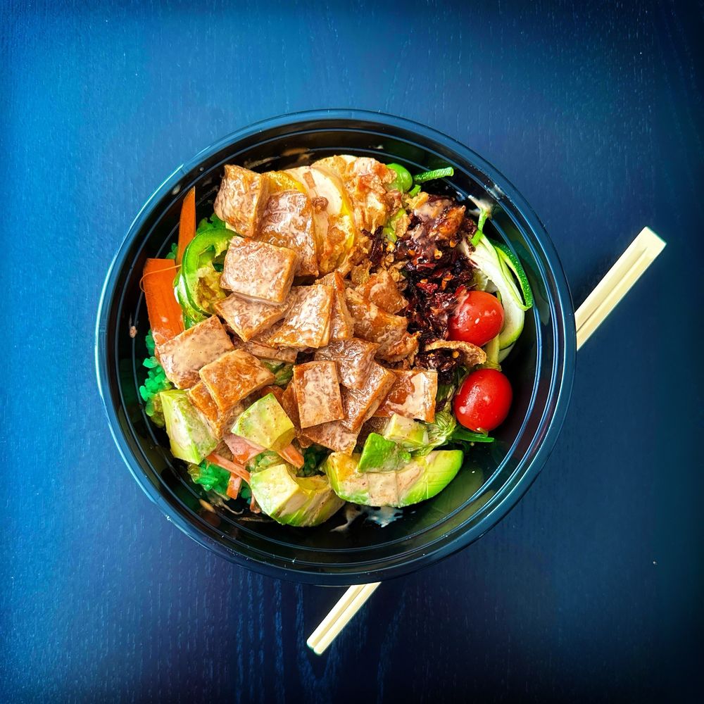 Issho Ni Poke Bar Logo