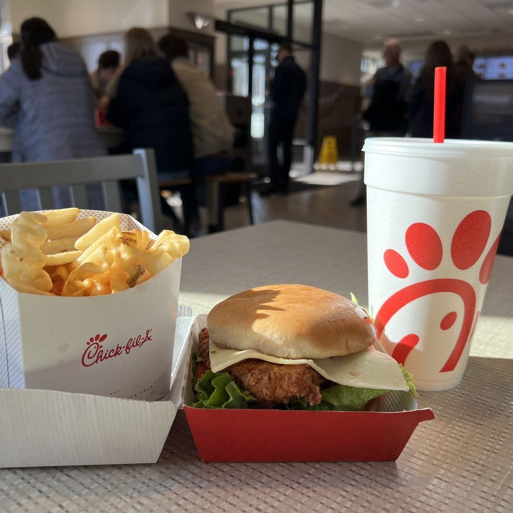Chick-fil-A - Spicy chicken sandwich deluxe - Salad Near Me - Springfield, Missouri Chick-fil-A - Spicy chicken sandwich deluxe - Salad Near Me - Springfield, Missouri
