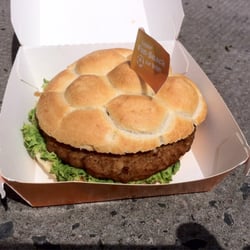 Aral - Fansnack für 2,75€ - etwas andere 'Burger'... ;) Schmeckt aber wohl mit der Salsa...^^