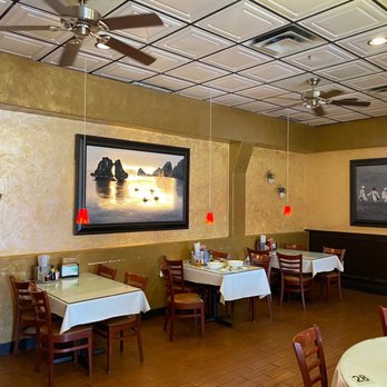 I Luv Pho Preston - a dining room with tables and chairs - Vietnamese Near Me - Dallas, Texas I Luv Pho Preston - a dining room with tables and chairs - Vietnamese Near Me - Dallas, Texas