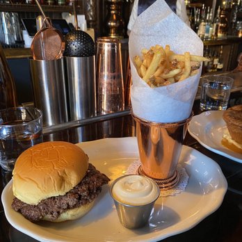 Armitage Alehouse - Burger - Pubs Near Me - Chicago, Illinois
