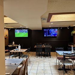 Leelynn's - Seating in the bar area