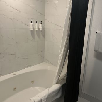 Ascot Suites - Clean bathroom - Hotels Near Me - Morro Bay, California Ascot Suites - Clean bathroom - Hotels Near Me - Morro Bay, California