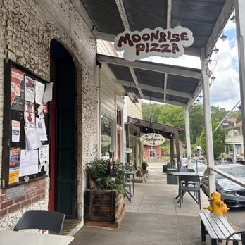 Moonrise Pizza - Wine Bars Near Me - Amador City, California