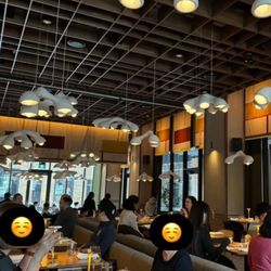 Lee - Ambiance of restaurant