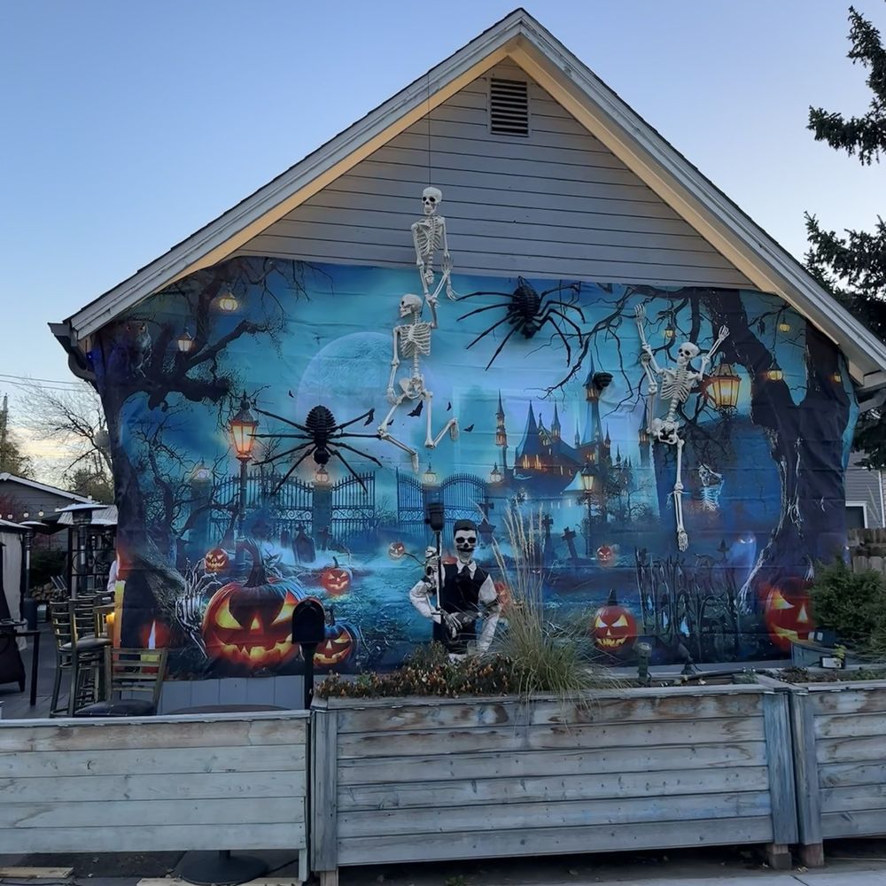 West Side Tavern - Festive decor outside - Gastropubs Near Me - Longmont, Colorado West Side Tavern - Festive decor outside - Gastropubs Near Me - Longmont, Colorado