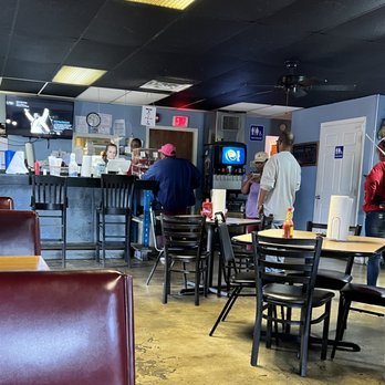 Spoonys - people in a restaurant with tables and chairs - Fast Food Near Me - Cleveland, Tennessee