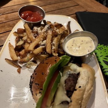 Monkeypod Kitchen by Merriman - Maui Cattle Company Cheese Burger - New American Near Me - Kihei, Hawaii