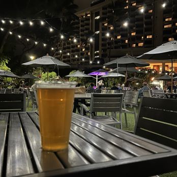 Barefoot Bar - Gold Coast IPA x live music performance by IG:Kaimihananoeua - Cocktail Bars Near Me - Honolulu, Hawaii