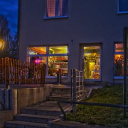 Pizzeria da Enzo - Aussen bei Nacht