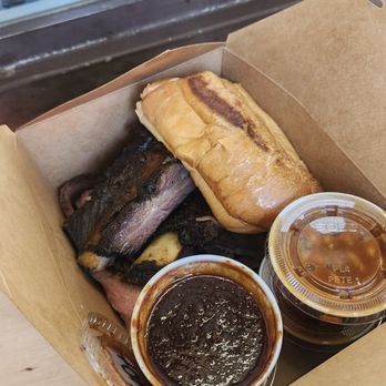 Buster's Southern BBQ - Garlic bread, brisket, tri trip, beef ribs. Bakes bean and hot sauce - Barbeque Near Me - Calistoga, California