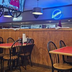 Bandana's Bar-B Q - St. Ann - Clean, basic bbq indoor seating