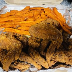 Harold's Bar & Grill - 8 piece chicken wings with sweet potato fries