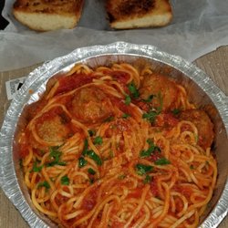 AJ's Bar and Grill - Spaghetti with garlic bread